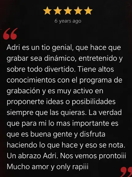 Reseña de Google, 5 estrellas: Adri es un tío genial, que hace que grabar sea dinámico, entretenido y sobre todo divertido. Es buena gente y disfruta haciendo lo que hace, y eso se nota.