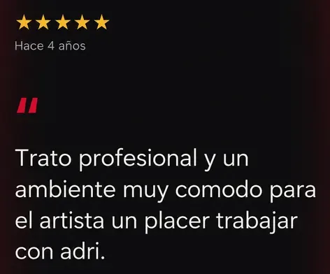 Reseña de Google, 5 estrellas: Trato profesional y un ambiente muy cómodo para el artista. Un placer trabajar con Adri.