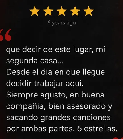 Reseña de Google, 5 estrellas: Qué decir de este lugar, mi segunda casa. Siempre a gusto, bien asesorado y sacando grandes canciones. 6 estrellas.