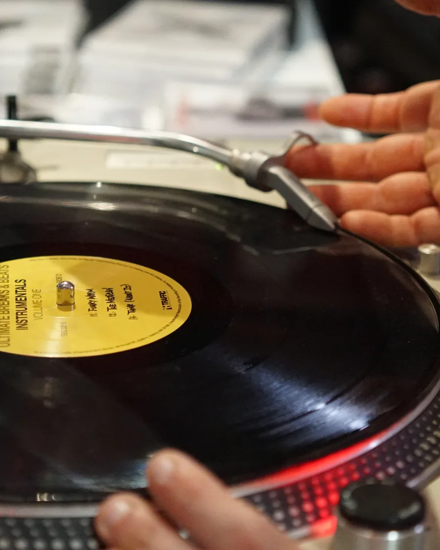 Mano sobre un vinilo en el tocadiscos del estudio
