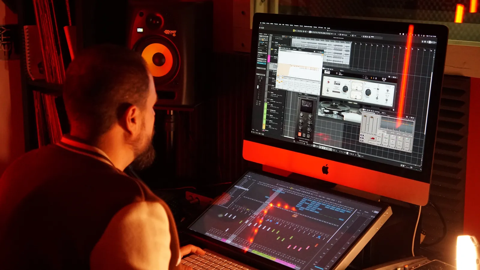 Adri mezclando en Cubase en el puesto de Refuge