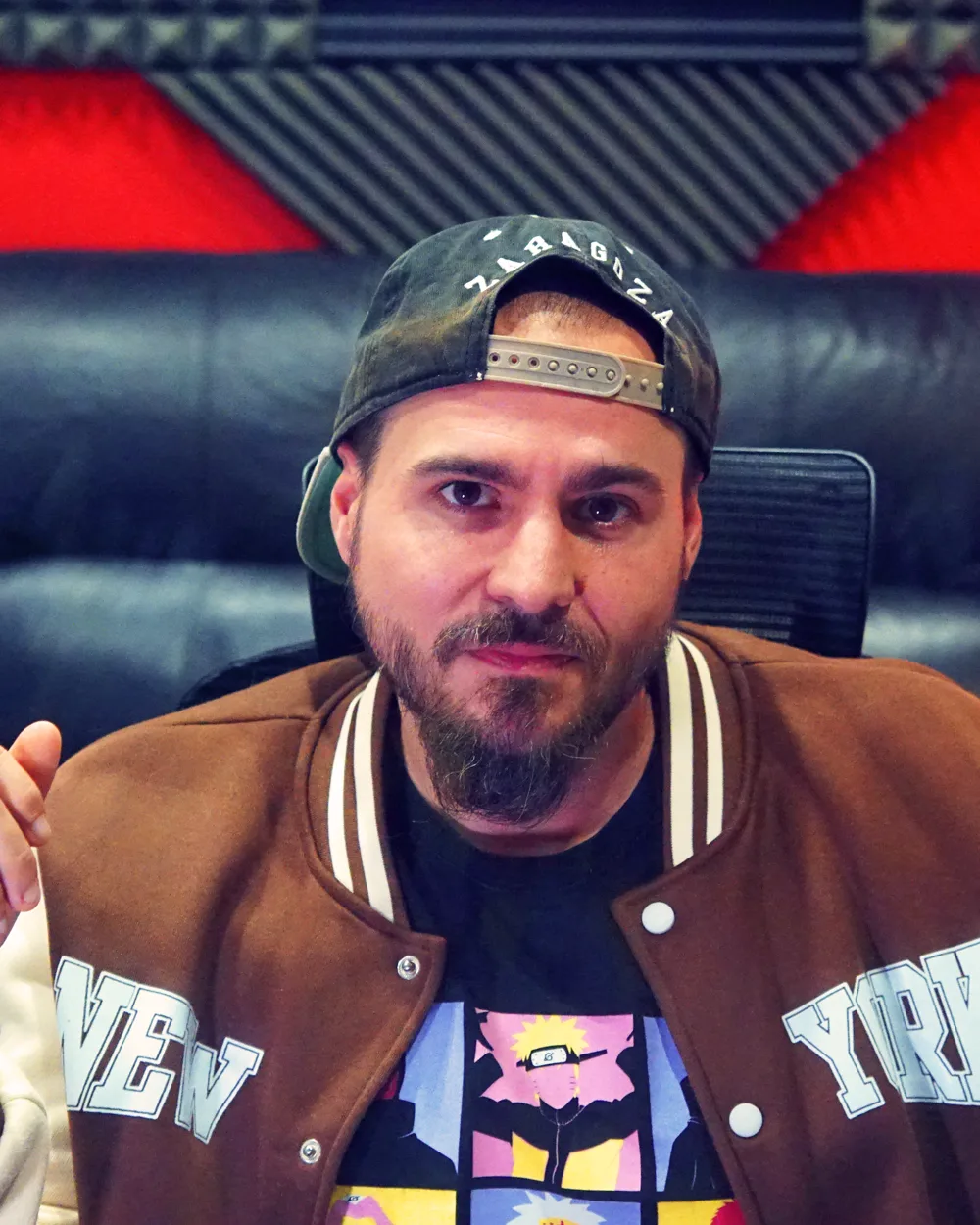 Adri en el sofá del estudio con gorra de Zaragoza