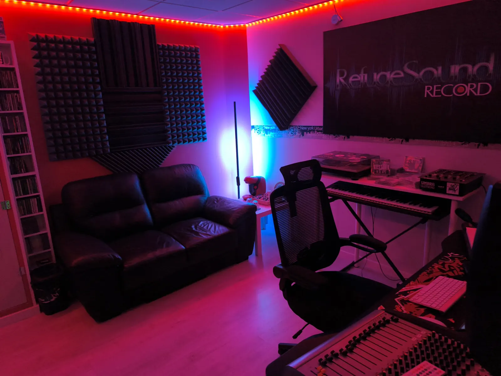 Sala de Refuge con luz roja, sofá y mesa de mezclas